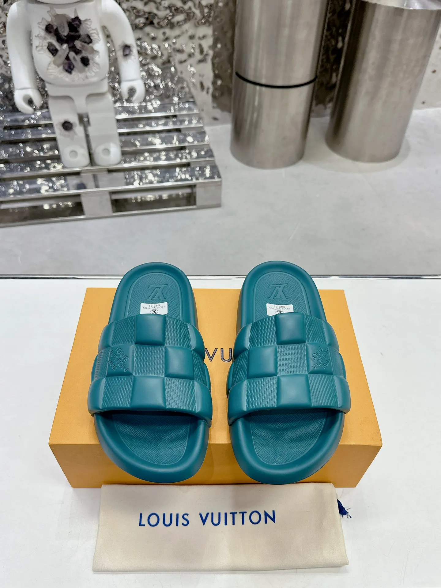 [L Home] P: 280💰 ▪️Shoe size: Women's 35-40 Men's 38-46▪️Packaging: Counter top quality~original packaging 𝟐𝟎𝟐5 Louis Vuitton counter's new embossed slippers, lv monogram embossed slippers, Waterfront sandals are back with a new look, and the upper buckle is embossed with lv's iconic Monogram pattern. Made of waterproof rubber with a comfortable and resilient insole. The lightweight, flexible outsole is embossed with the Louis Vuitton logo. ▪️Fabric: Original molded rubber foam surface ▪️Technology: embossed logo ▪️Sole: Original molded rubber foam outsole ▪️Sole thickness: 3CM.